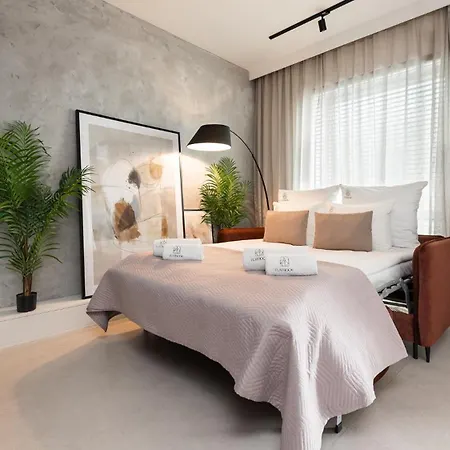 Flatbook - Yacht Park Apartment